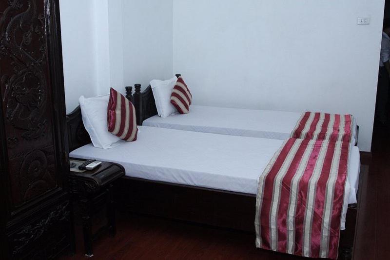 Hoang Cuong Hotel 15 Nguyen Thai Hoc Hanoi Exteriör bild