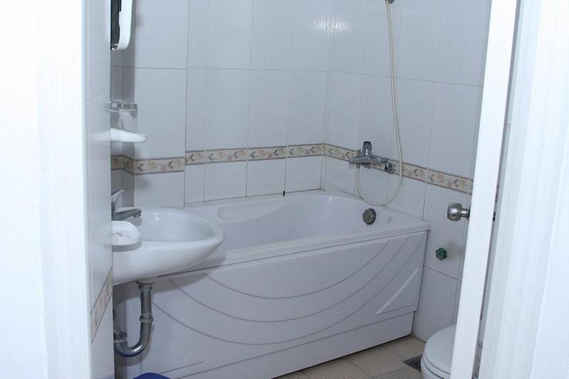 Hoang Cuong Hotel 15 Nguyen Thai Hoc Hanoi Exteriör bild