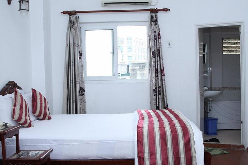 Hoang Cuong Hotel 15 Nguyen Thai Hoc Hanoi Exteriör bild